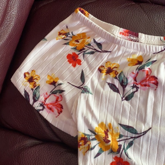 ✨HP✨Rue21 White Floral-Print Off-the-Shoulder Top - Picture 3 of 5